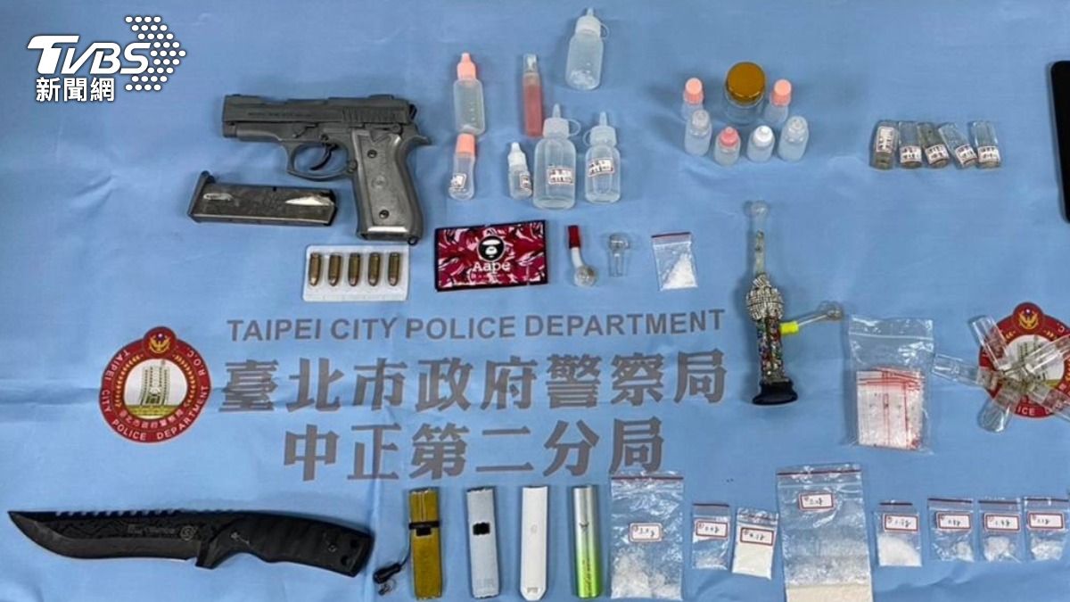 警方查獲槍枝、毒品等證物。（圖／TVBS）