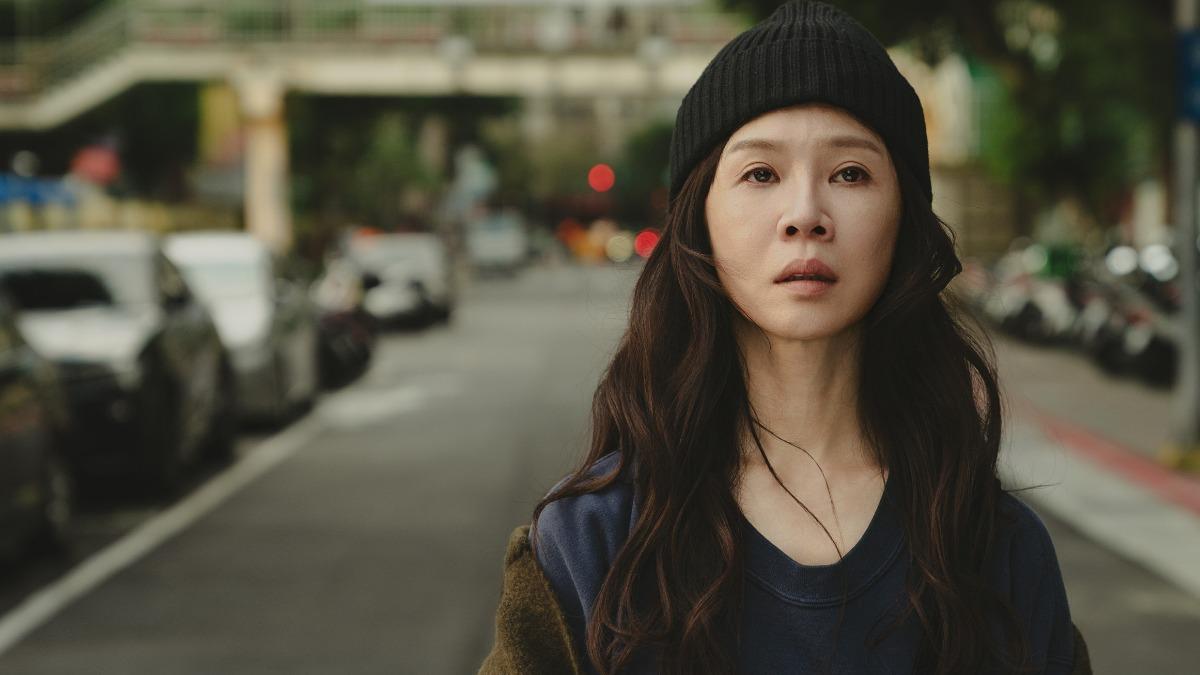 劇中謝盈萱面臨照顧者和現實生活的壓力。（圖／Netflix提供）