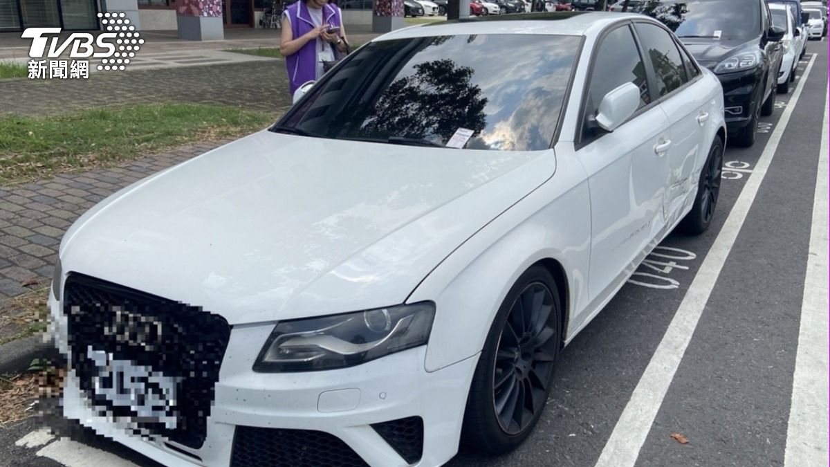 科技天眼偵測到奧迪欠稅並停於路邊。（圖／TVBS）