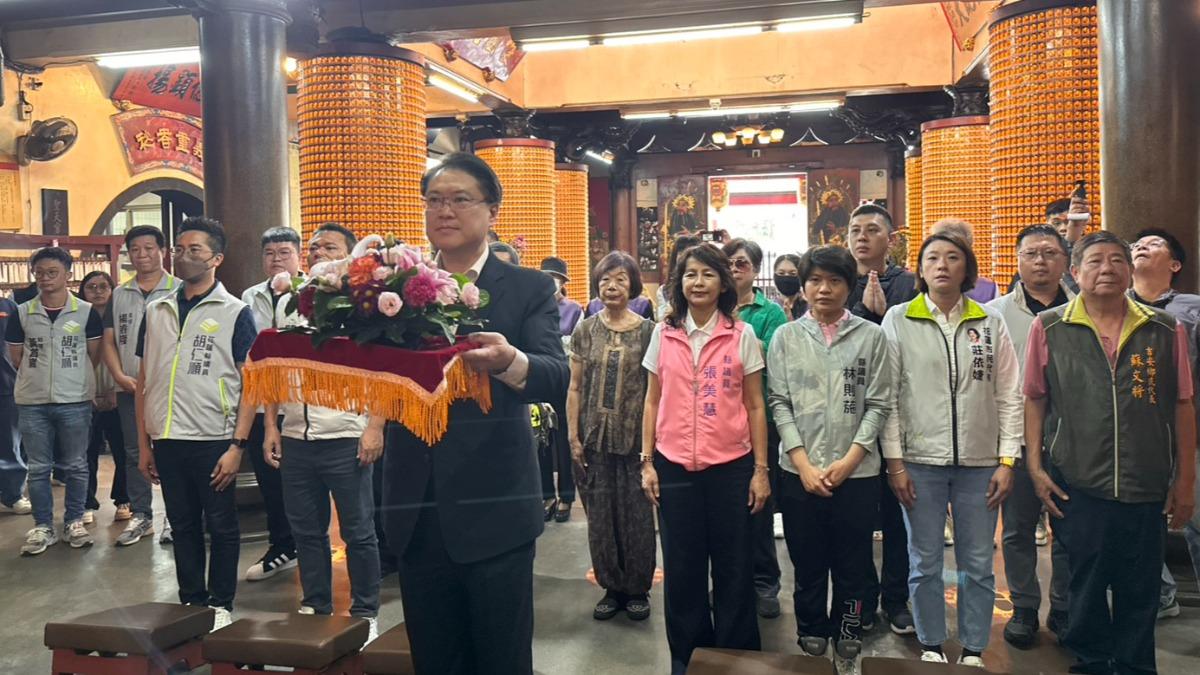 林右昌6日前往花蓮聖天宮參拜。（圖／民進黨提供）