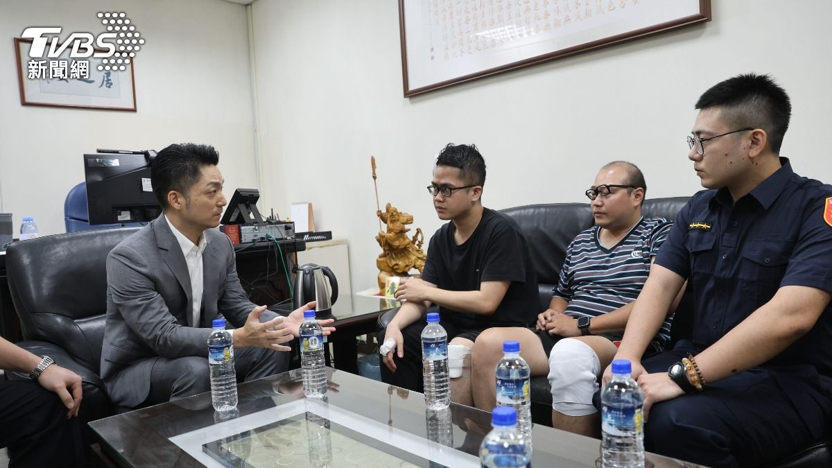 蔣萬安探視受傷員警。（圖／台北市政府提供）