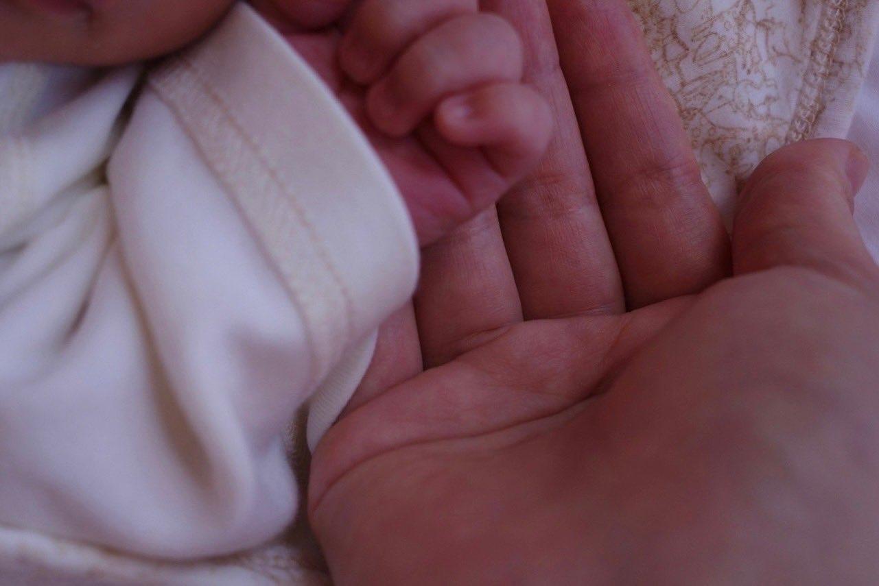 宇野實彩子分享握著小孩的手的照片。（圖／翻攝自宇野實彩子推特）