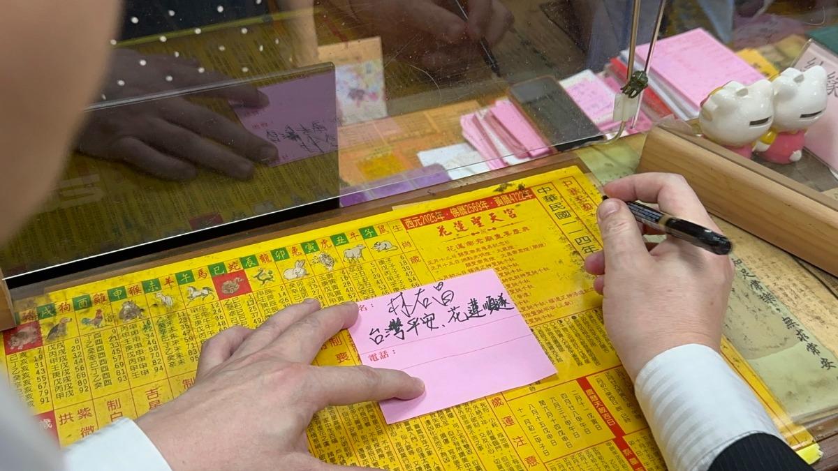 林右昌也點了一盞光明燈。（圖／民進黨提供）