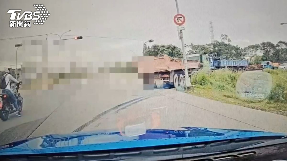 曳引車翻落國三匝道邊坡。（圖／TVBS）