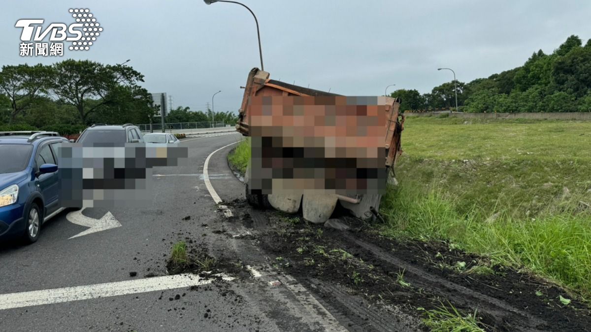 曳引車翻落國三匝道邊坡。（圖／TVBS）