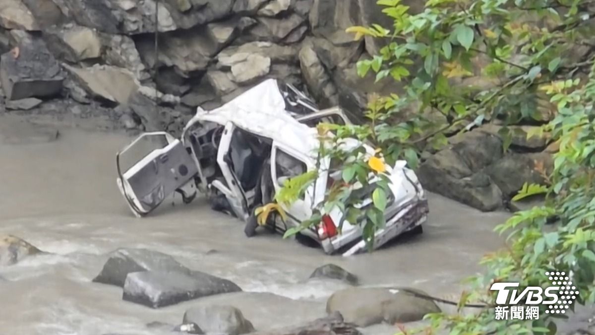 車輛墜谷變形。（圖／TVBS）