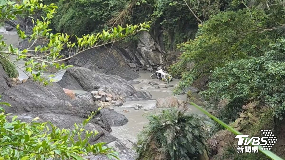 嘉義縣阿里山公路2日發生車輛墜谷事故。（圖／TVBS）