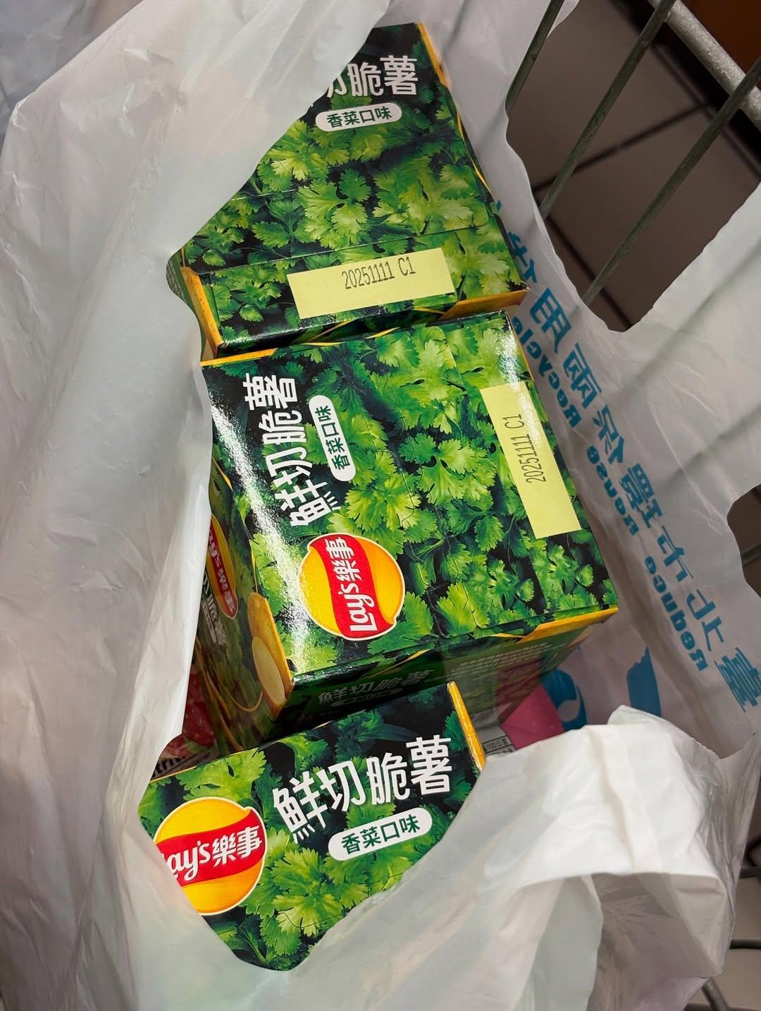 全昭彌買了3大盒香菜口味的洋芋片。（圖／翻攝自IG＠somsomi0309）