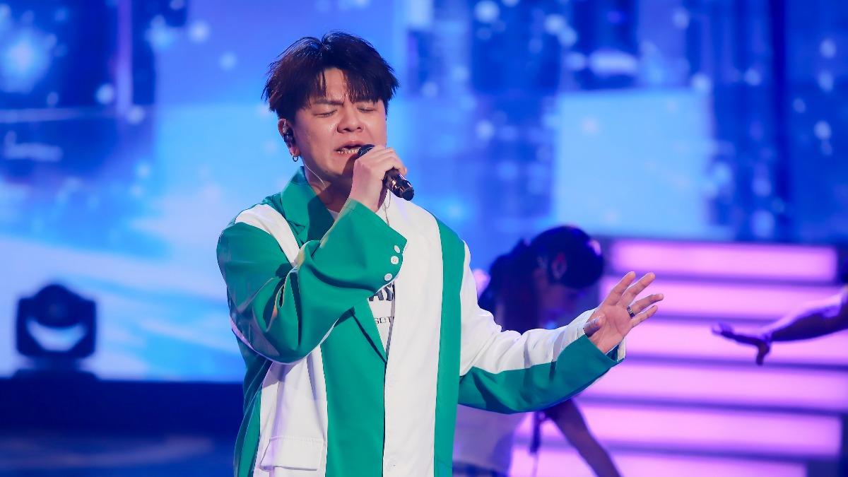 曾治豪演唱〈我的未來不是夢〉。（圖／民視提供）