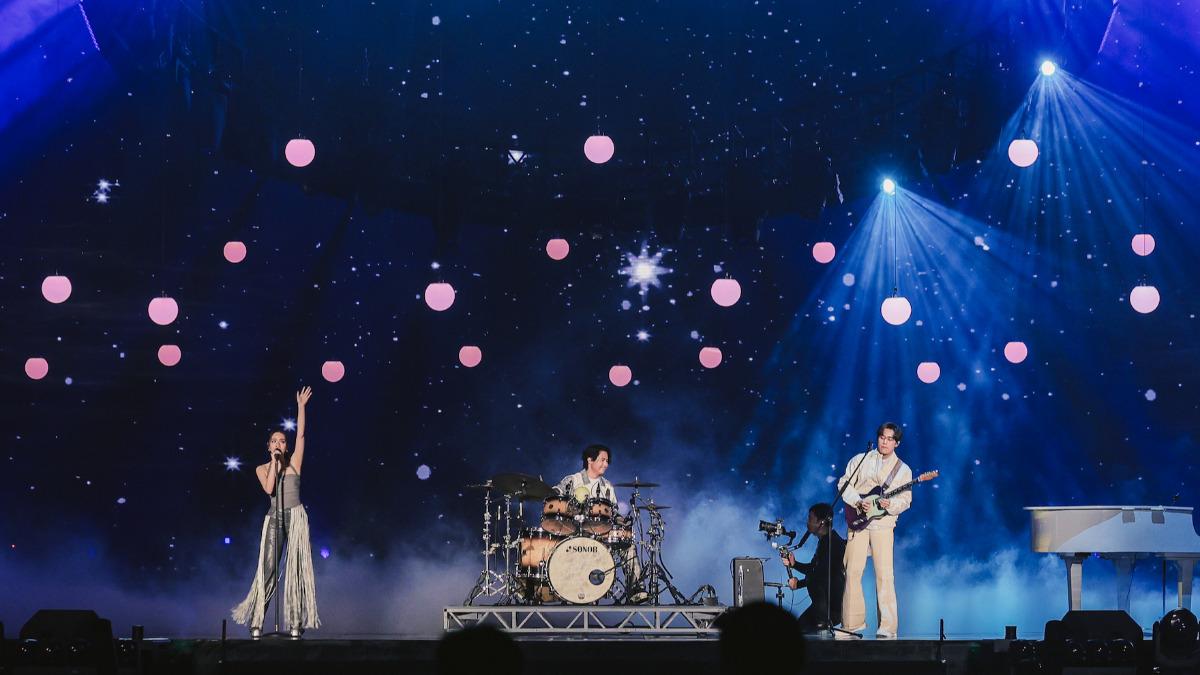 告五人上月為世壯運開幕獻唱，首度站上大巨蛋的大舞台。（圖／相信音樂提供）