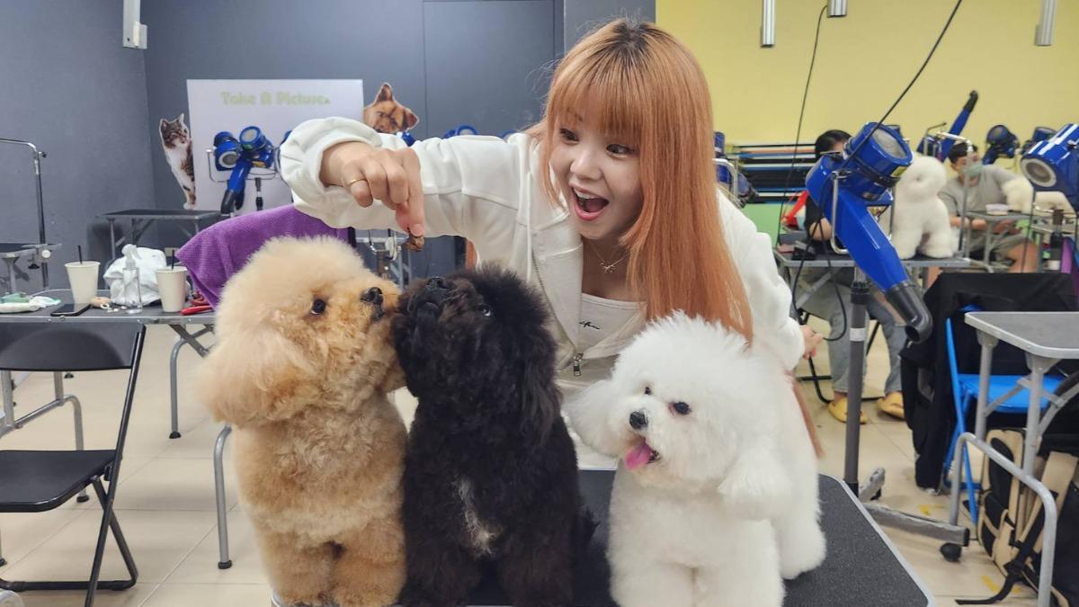 比熊（左）擔任台北海大新媒體導師。（圖／台北海大提供）