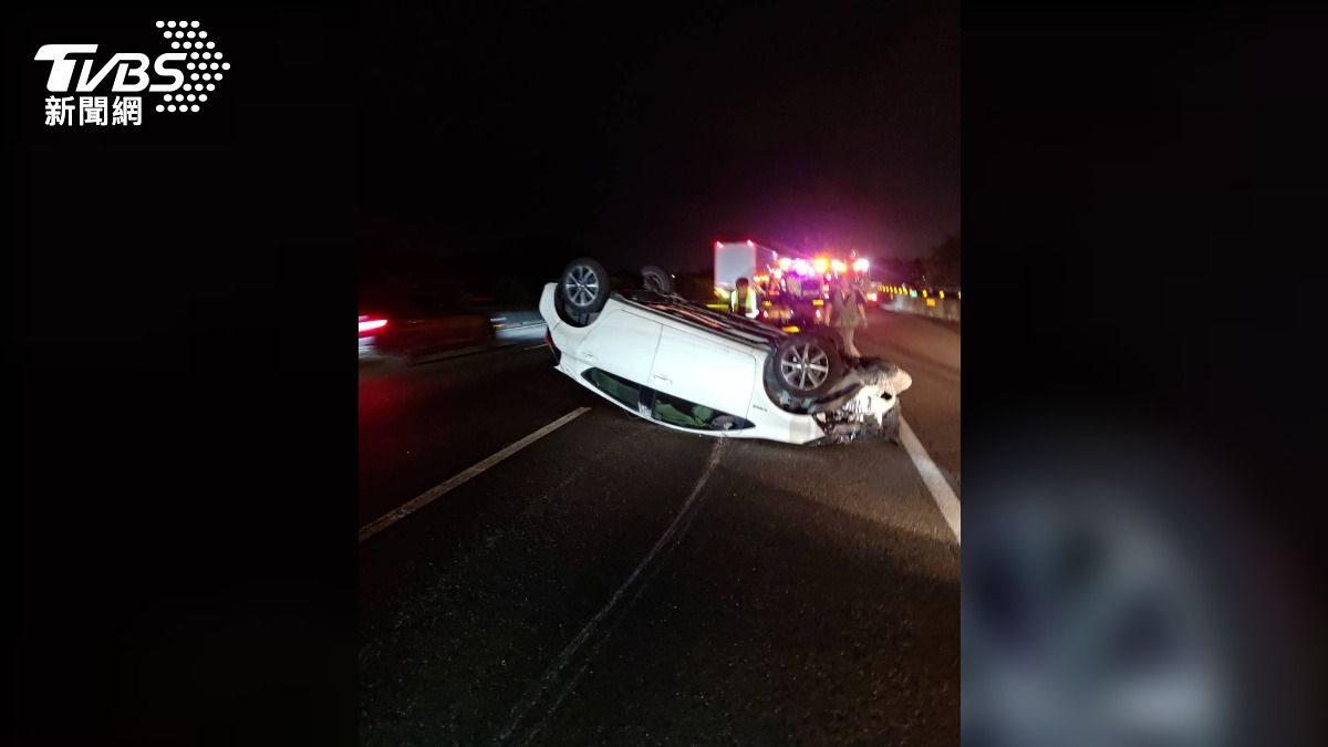 疑變車道不當！國1南向小客車連撞2車「嚴重翻覆」　3人傷