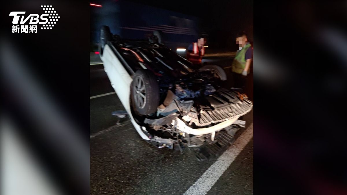 三名駕駛皆為輕傷，緊急送往醫院救治。（圖／TVBS）