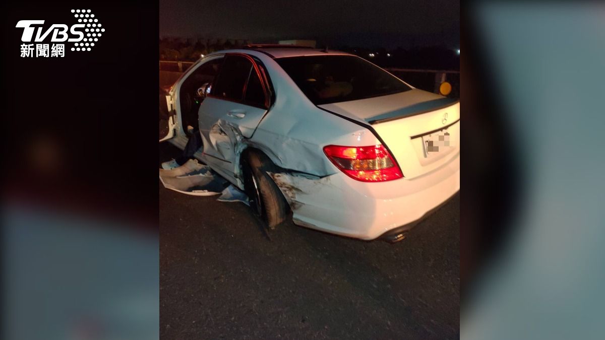 白色轎車左車身嚴重毀損。（圖／TVBS）
