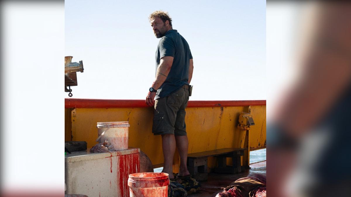 《鯊人魔》澳洲黃金海岸開放海域實景拍攝，傑寇特尼克服暈船挑戰。（圖／Catchplay提供）