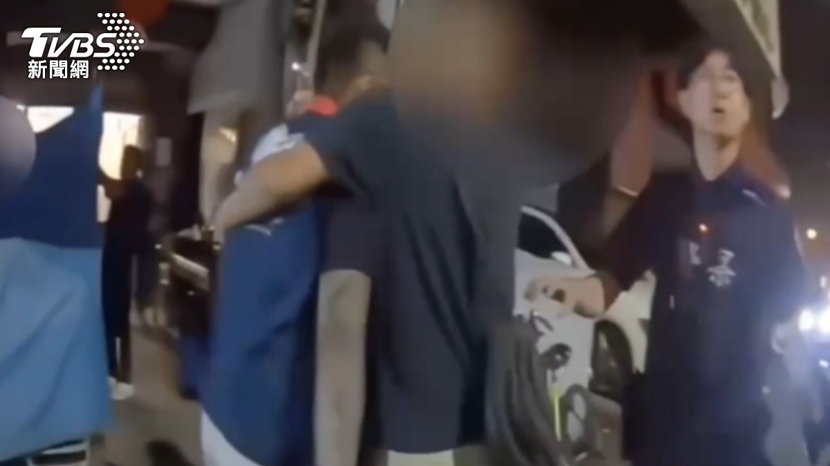 男子丟物品砸到路邊車輛，駕駛下車理論爆發肢體衝突。（圖／TVBS）