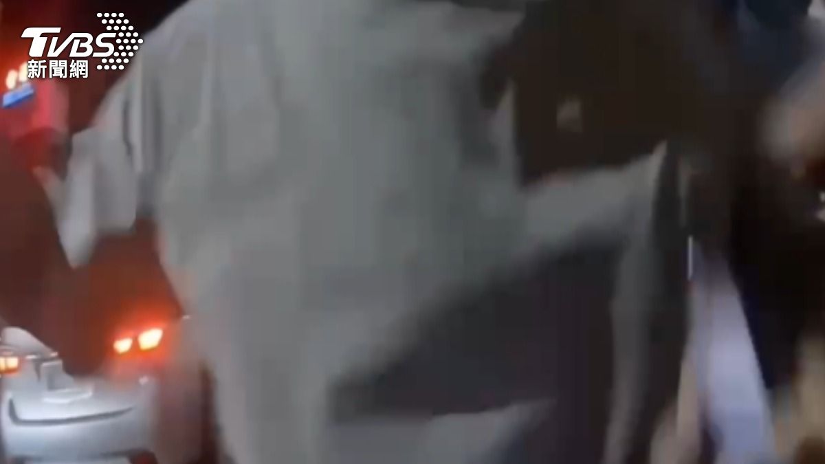 男子情緒激動，且因有拉扯母親頭髮情事，被依法送辦。（圖／TVBS）