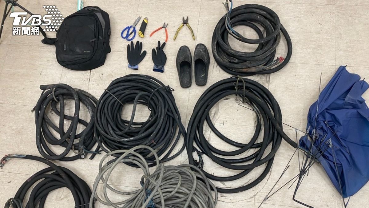 警方查獲犯案工具及被偷電纜。（圖／TVBS）