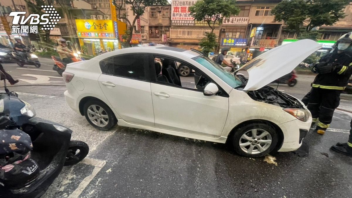 火燒車驚魂！19歲駕駛行經龜山引擎突自燃　熱心民眾助滅火