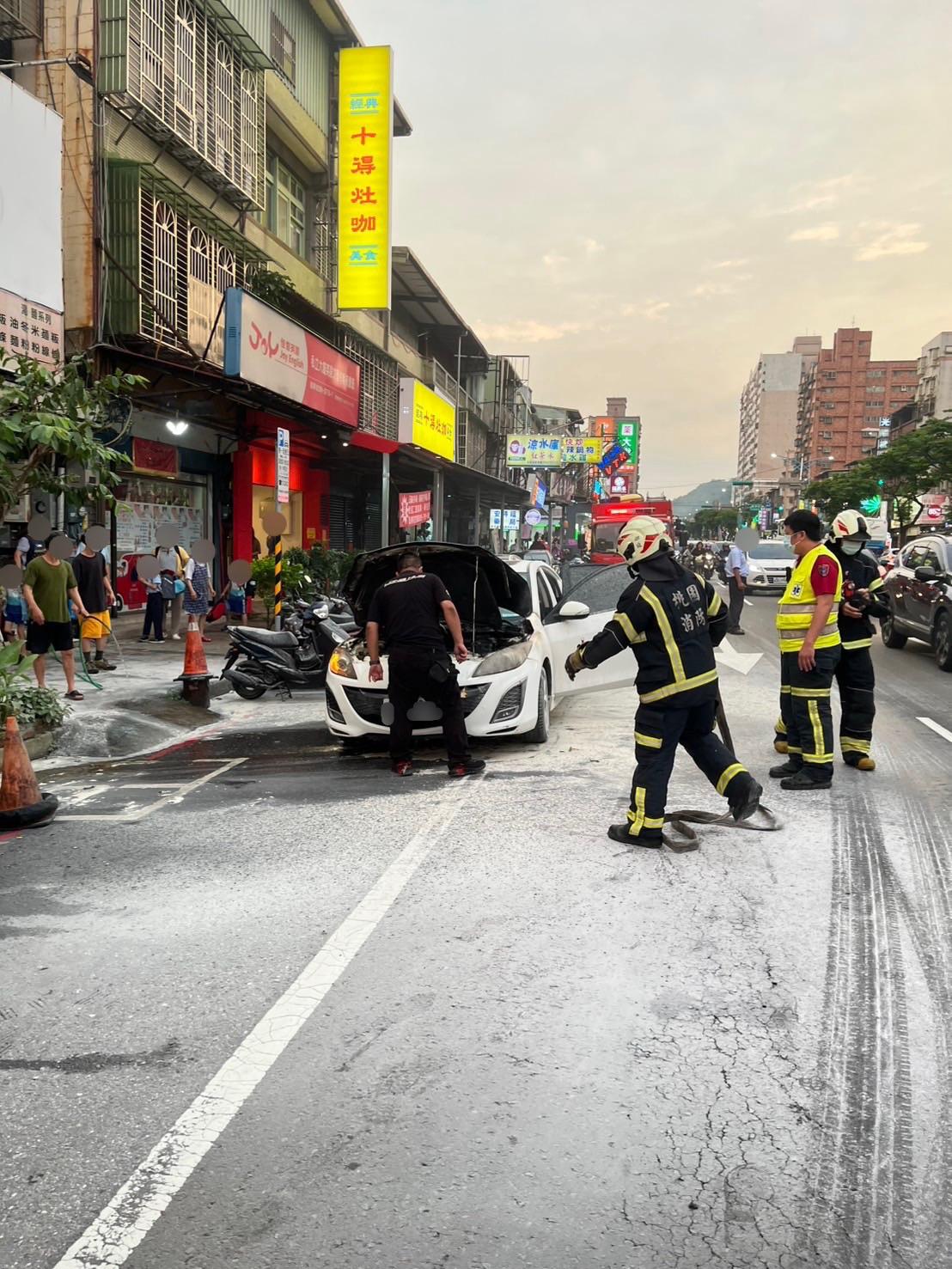 消防隊員立即徹底撲滅火勢。（圖／TVBS）
