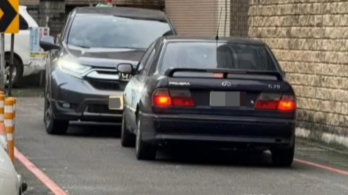 就是不讓路！狹路相逢　中壢兩車從天亮「對峙」到天黑
