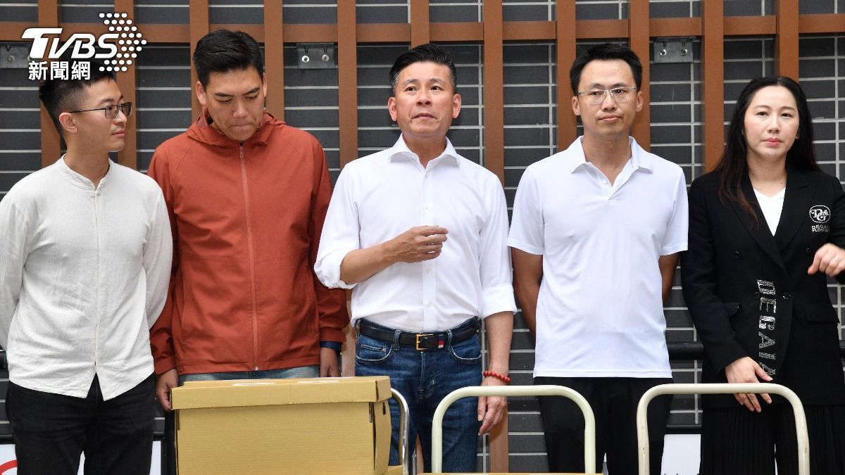 戴錫欽（中）、林杏兒（右一）、侯漢廷（左一）陪同罷免吳思瑤領銜人詹嘉文（右二）送件。（圖／胡瑞麒攝）