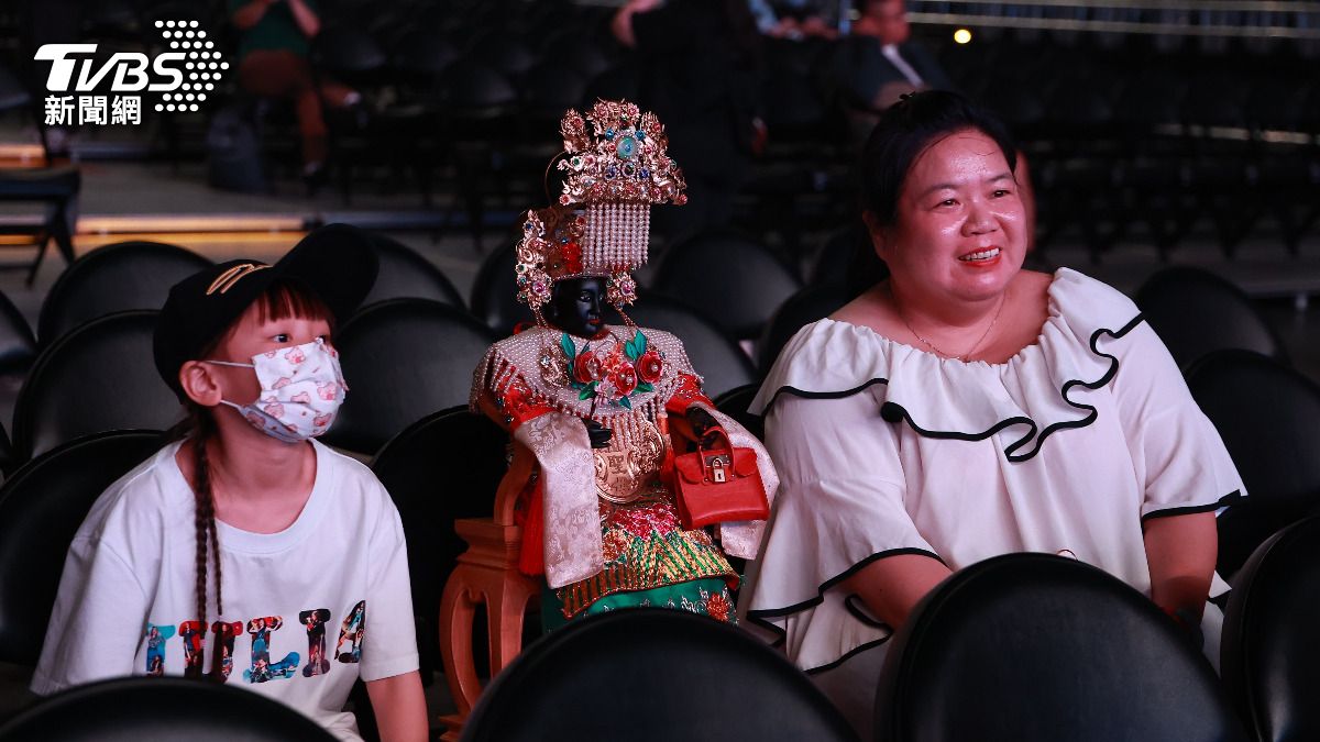 歌迷和媽祖神像拍攝。（圖／黃城碩攝）