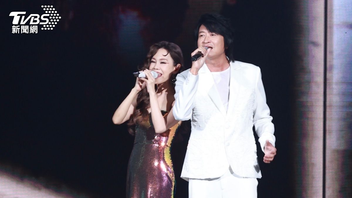 彭佳慧（左）和游鴻明合唱〈夫妻臉〉。（圖／黃城碩攝）