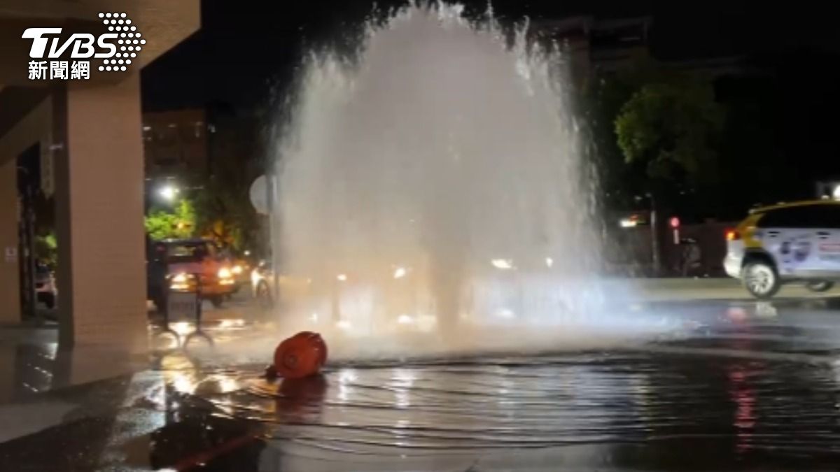 當時消防栓水柱有兩層樓之高。（圖／TVBS）