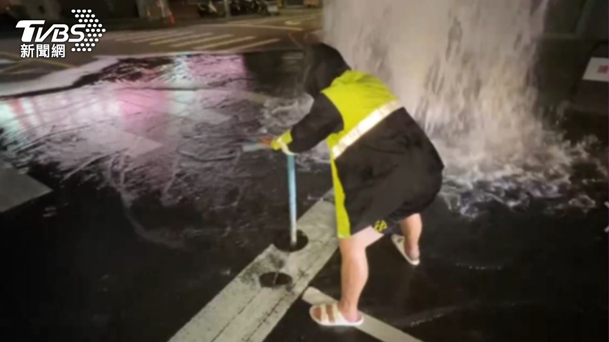 消防人員獲報立刻趕往現場搶救。（圖／TVBS）