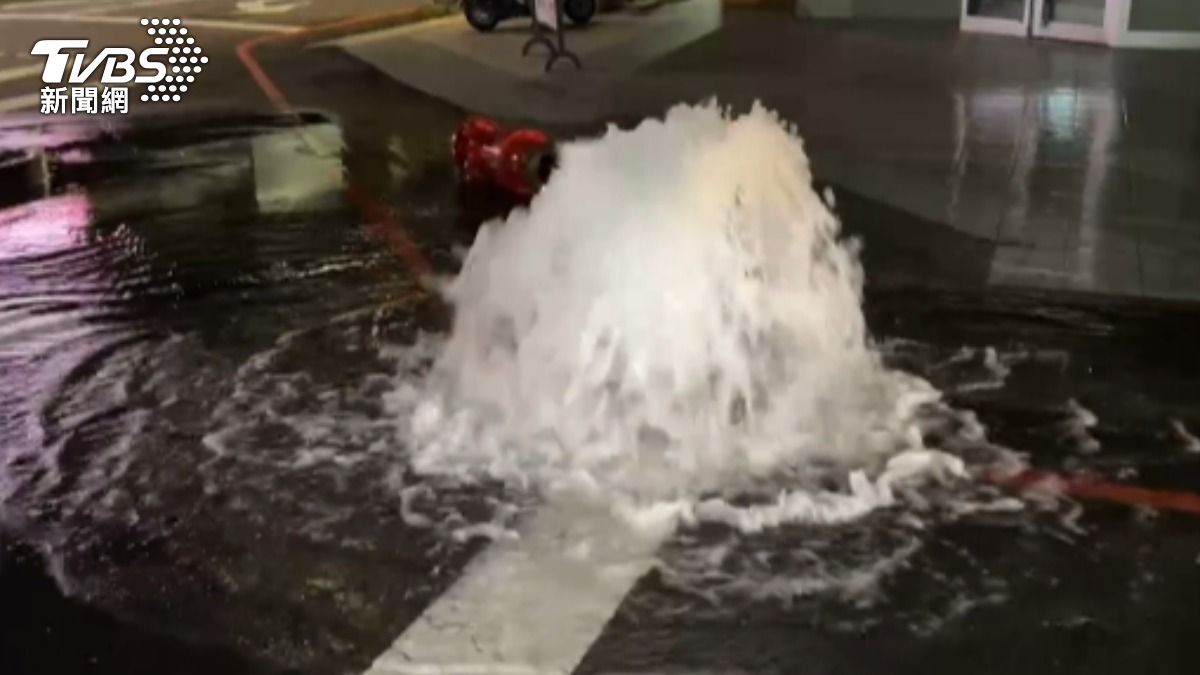 水流近一個小時才順利止住。（圖／TVBS）