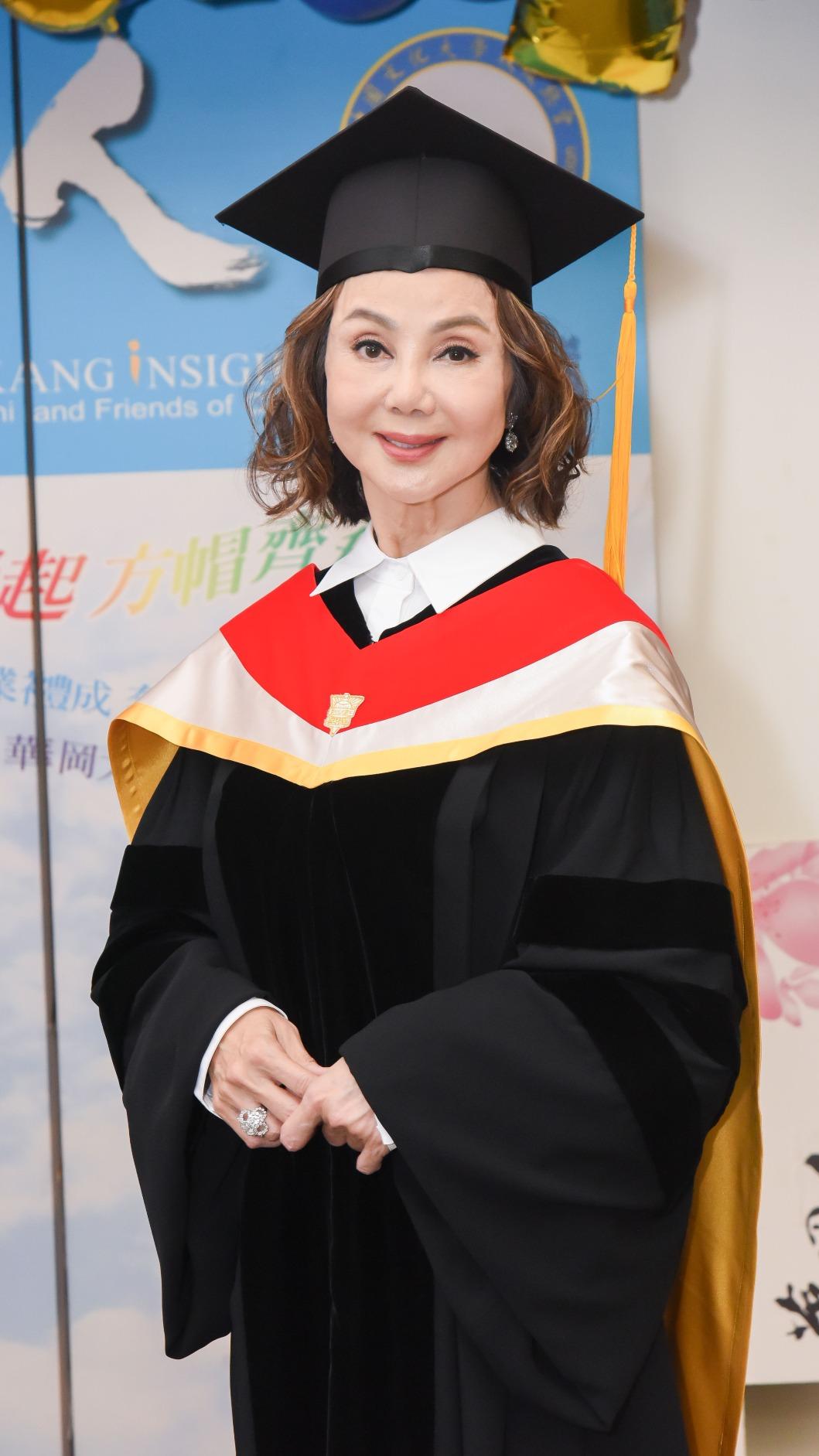謝玲玲獲頒名譽文學博士學位。（圖／台灣優質生命協會提供）
