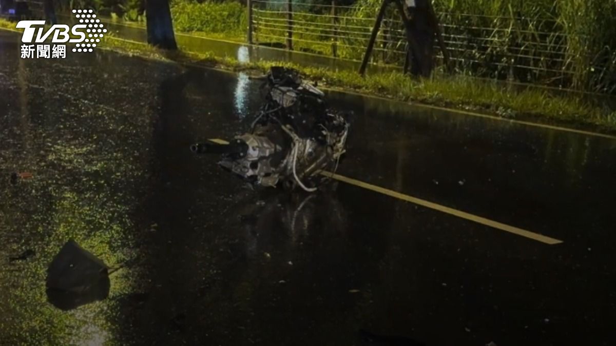 當時一輛白色小客車引擎噴飛數十公尺遠。（圖／TVBS）