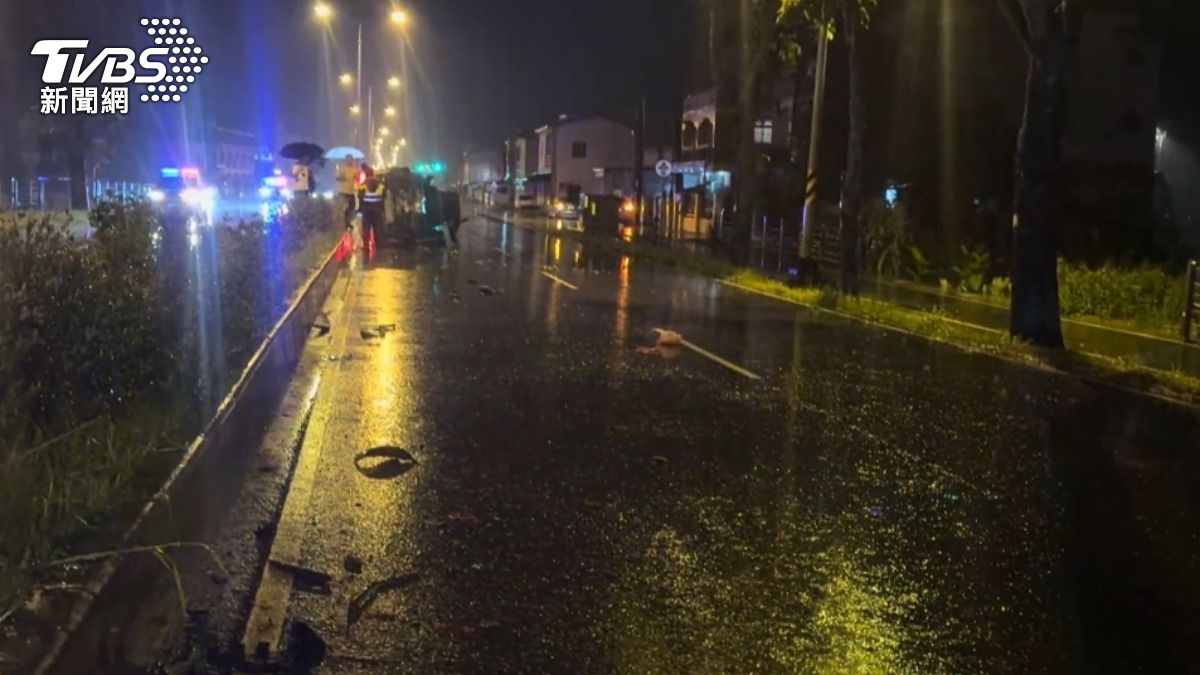 自撞駕駛全身擦挫傷。（圖／TVBS）