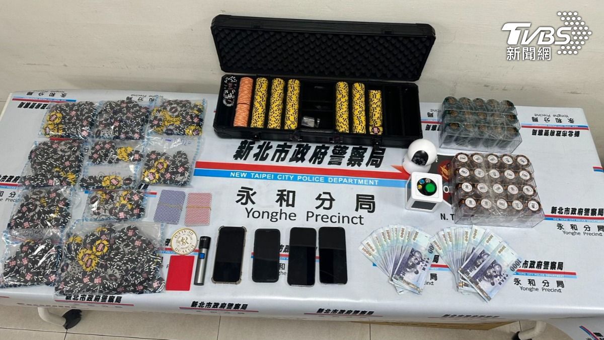 警方查扣抽頭金新台幣4萬餘元等證物。（圖／TVBS）