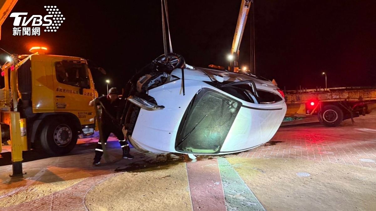 警消協助將車輛打撈上岸。（圖／TVBS）