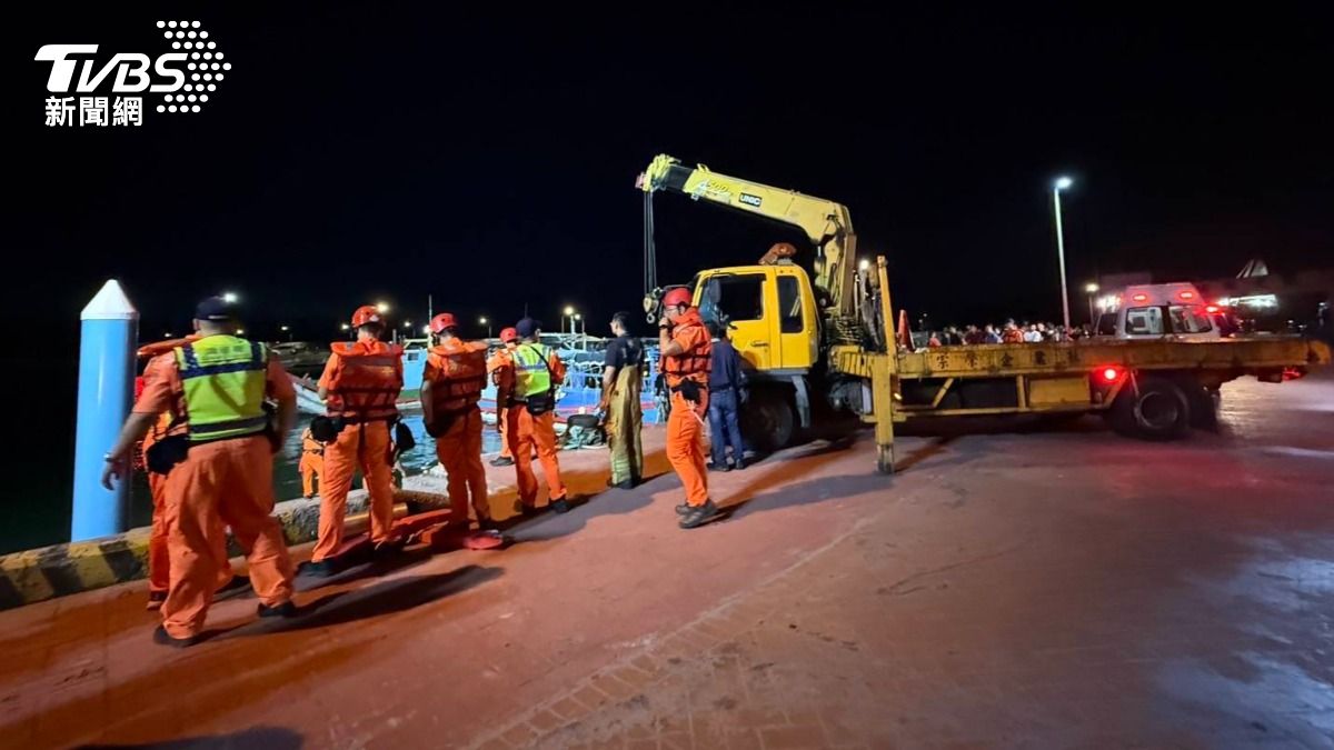 吊車協助打撈上岸。（圖／TVBS）