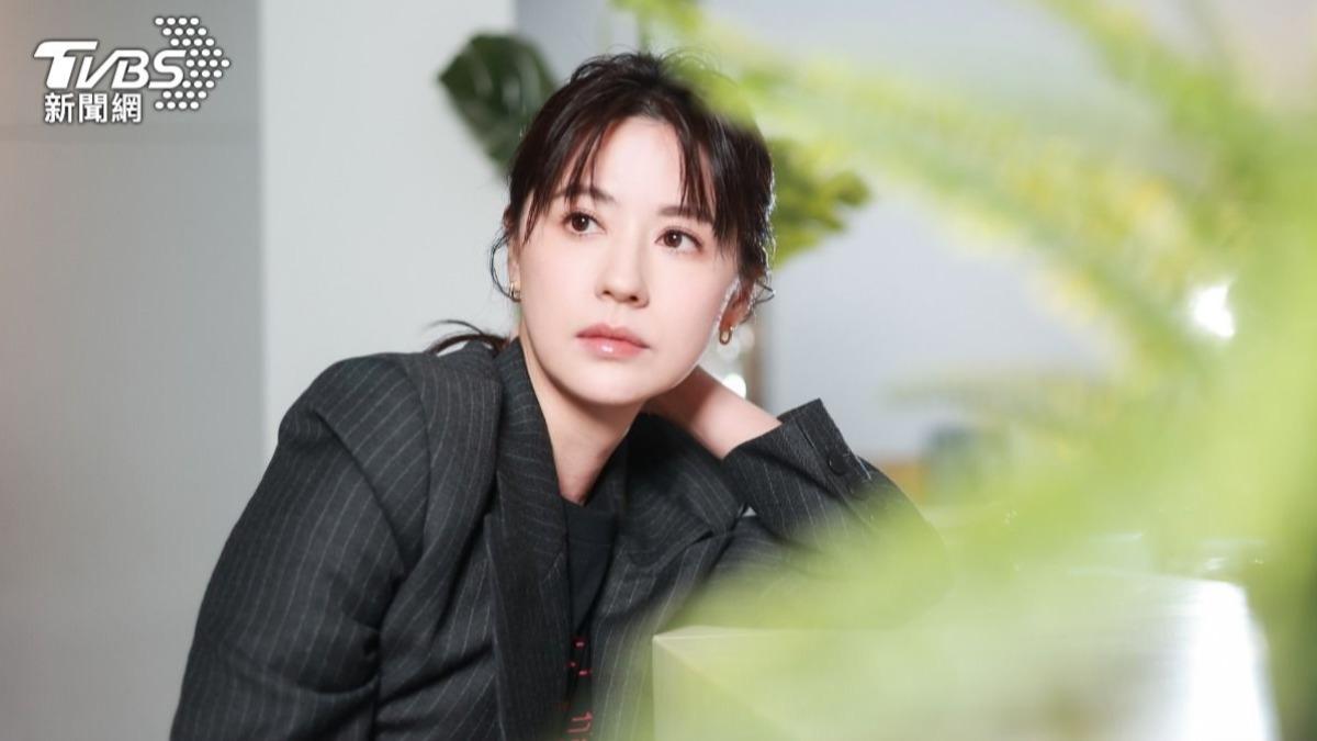 林予晞因拍攝熱門劇集《死了一個娛樂女記者之後》引發對「社會如何建構輿論與真相」的好奇，於是在拍攝殺青後毅然決然報考台北大學社會學研究所。（圖／趙世平攝）