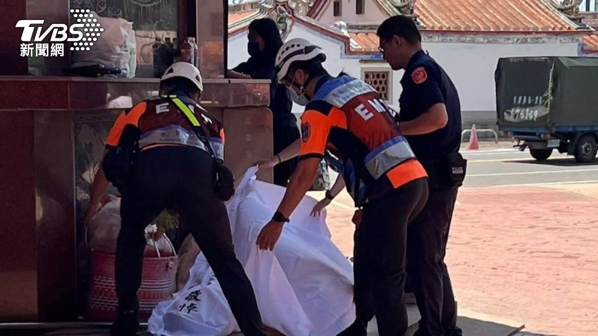 男子陳屍在太子宮的金爐旁邊。（圖／TVBS）