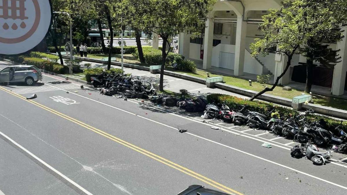 目擊者嚇壞表示，「機車像保齡球瓶全倒」。（圖／民眾授權提供）