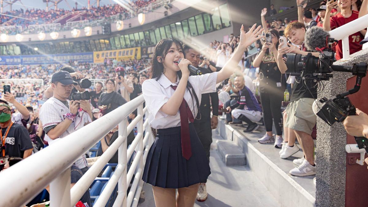 廉世彬和球迷近距離互動。（圖／樂天桃猿提供）