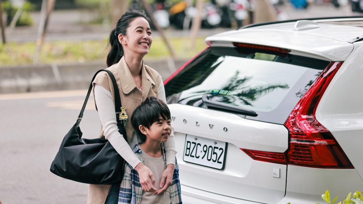 《慶祝》陳庭妮在前夫拜託下不得不臨時接手孩子照顧。（圖／寬想國際娛樂提供）