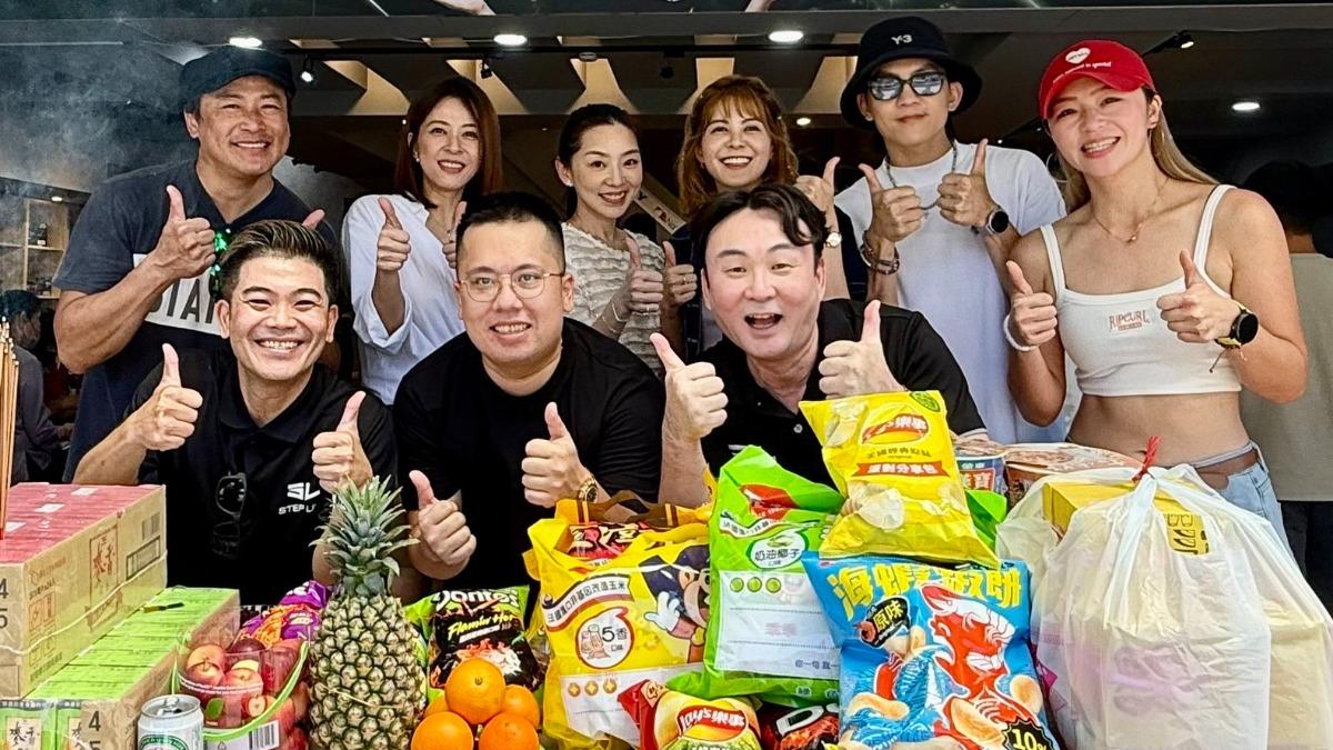 洪毛（前排右）副業拓展到台南。（圖／民視提供）