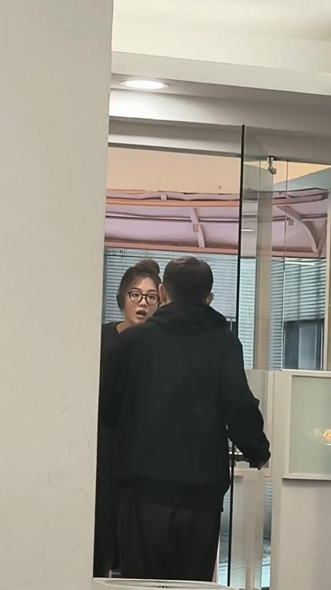 髮廊昨（7）日在臉書發布長達五千字的聲明與監視器畫面還原過程。（圖／翻攝自店家臉書）