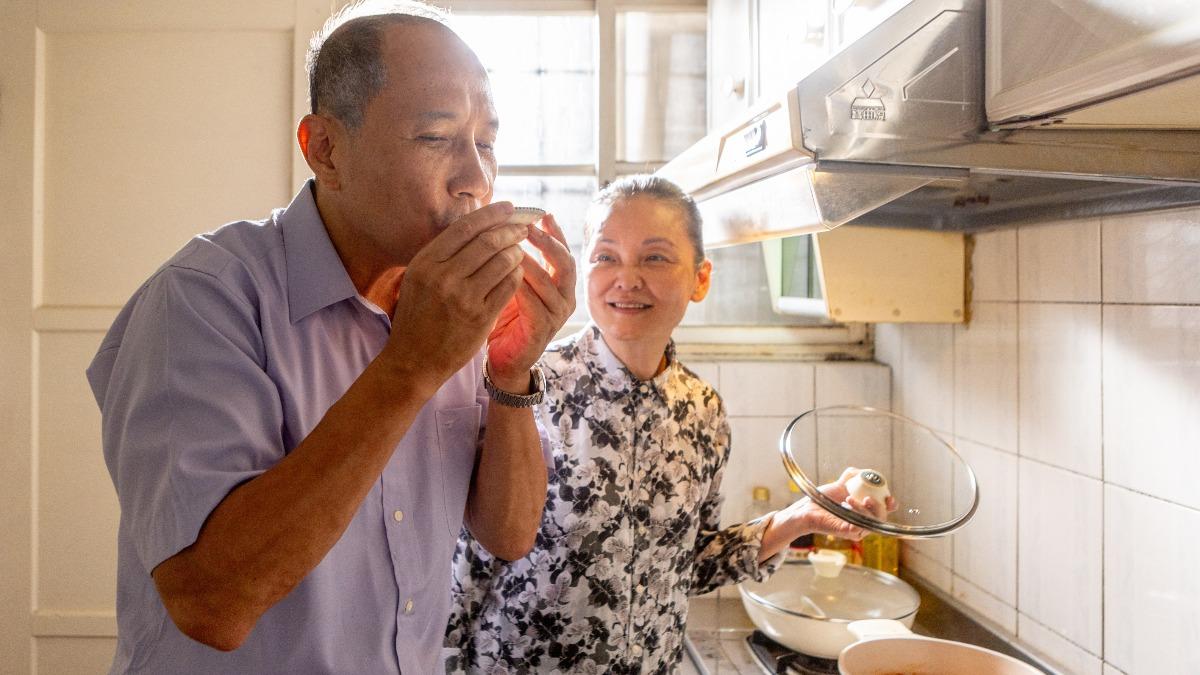 王淑娟（右）認識艾偉將近40年。（圖／大愛提供）