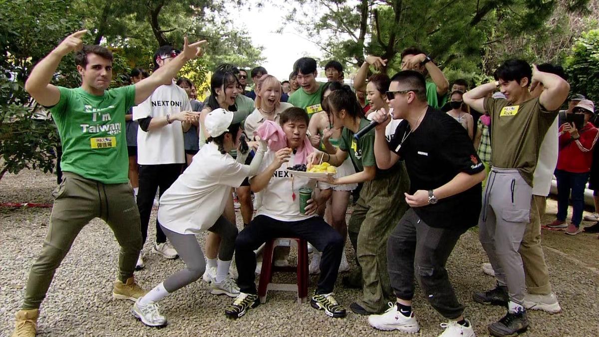 眾人幫胡瓜慶生。（圖／民視提供）