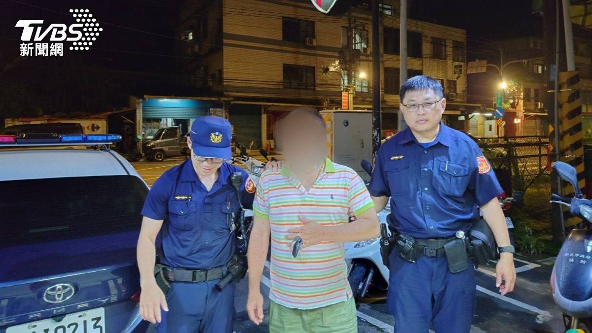 警方循線逮捕亮刀恐嚇的陳男。（圖／TVBS）