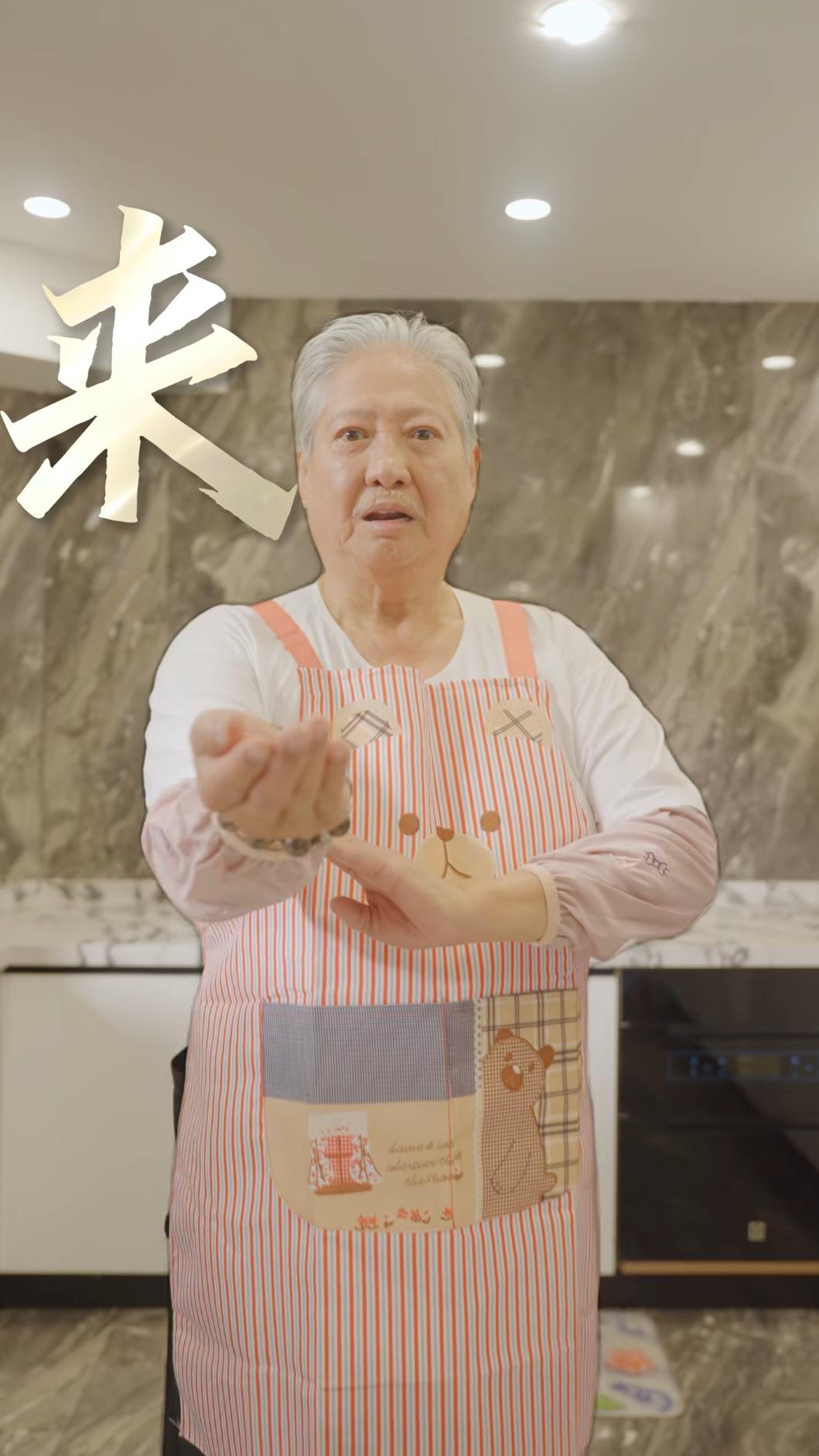 洪金寶穿上圍裙有種說不出的喜感。（圖／翻攝自抖音）