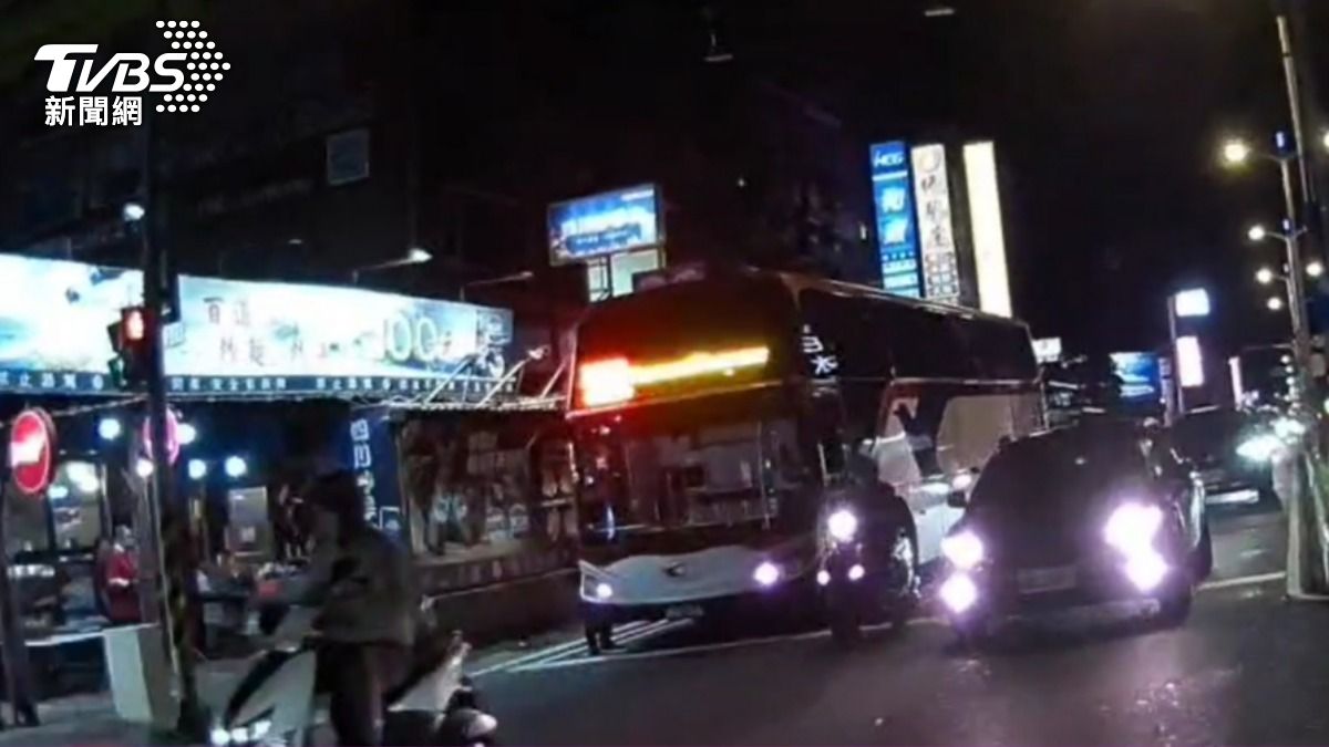 桃園一輛公車故障熄火停在鬧區路口，民眾合力推至安全路段。（圖／TVBS）