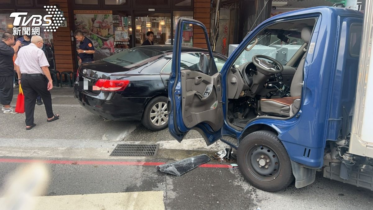 通緝犯開車不慎撞上貨車，差點又撞變電箱。（圖／TVBS）